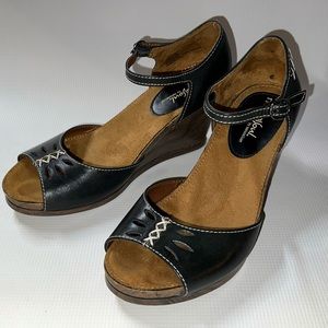 Natural Soul by Naturalizer. Size 9 wedges with accent stitching in tan.